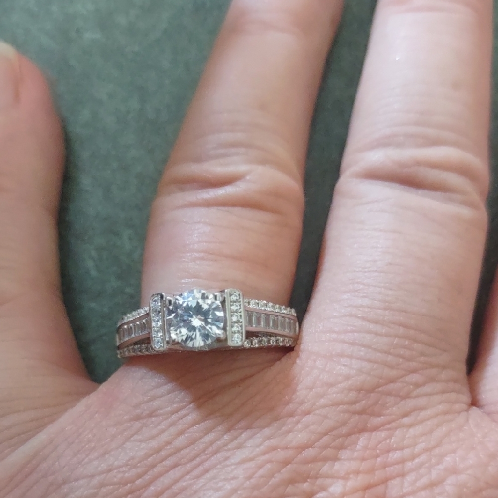 Timeless Sterling Silver Ring with Split Shank Size 9 1/4